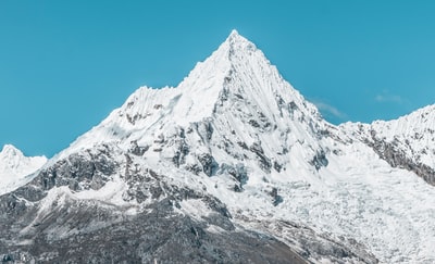 白天被雪覆盖的山